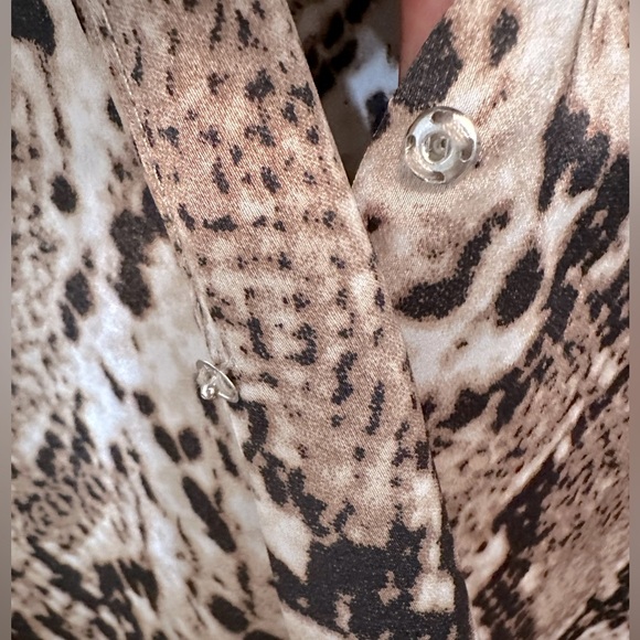 🛍️ endless rose gorgeous wrap style blouse with excellent condition like new. - Picture 9 of 10